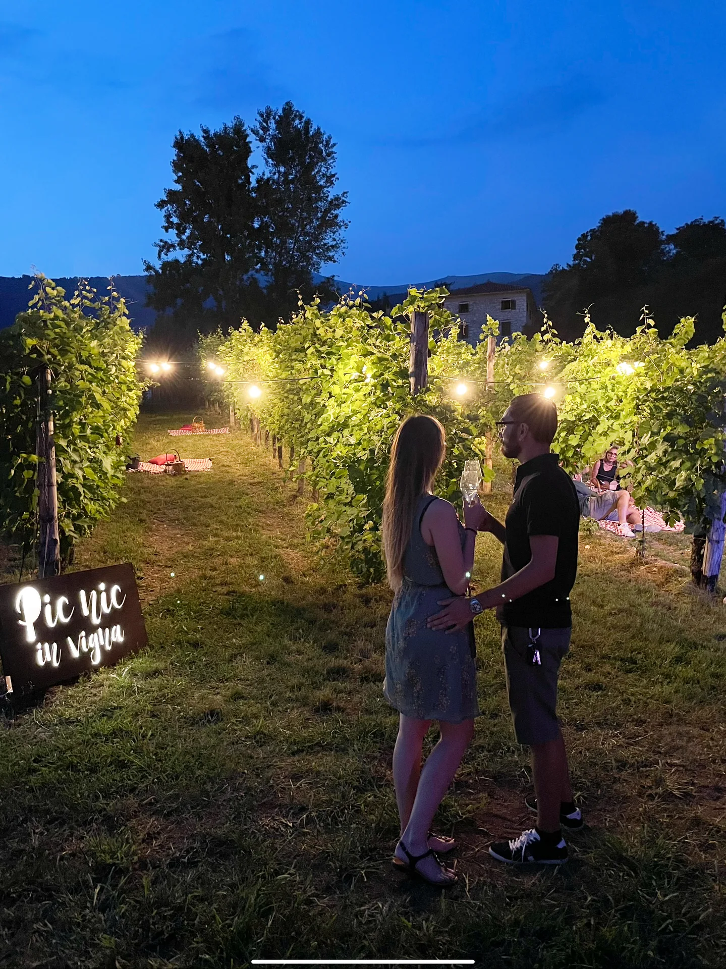 Coppia a un aperitivo tra i vigneti del Relais Borgo Taurino al tramonto