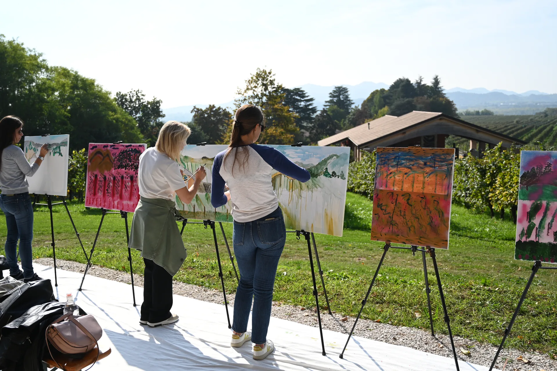 Laboratorio di pittura all’aperto per team building al Relais Borgo Taurino