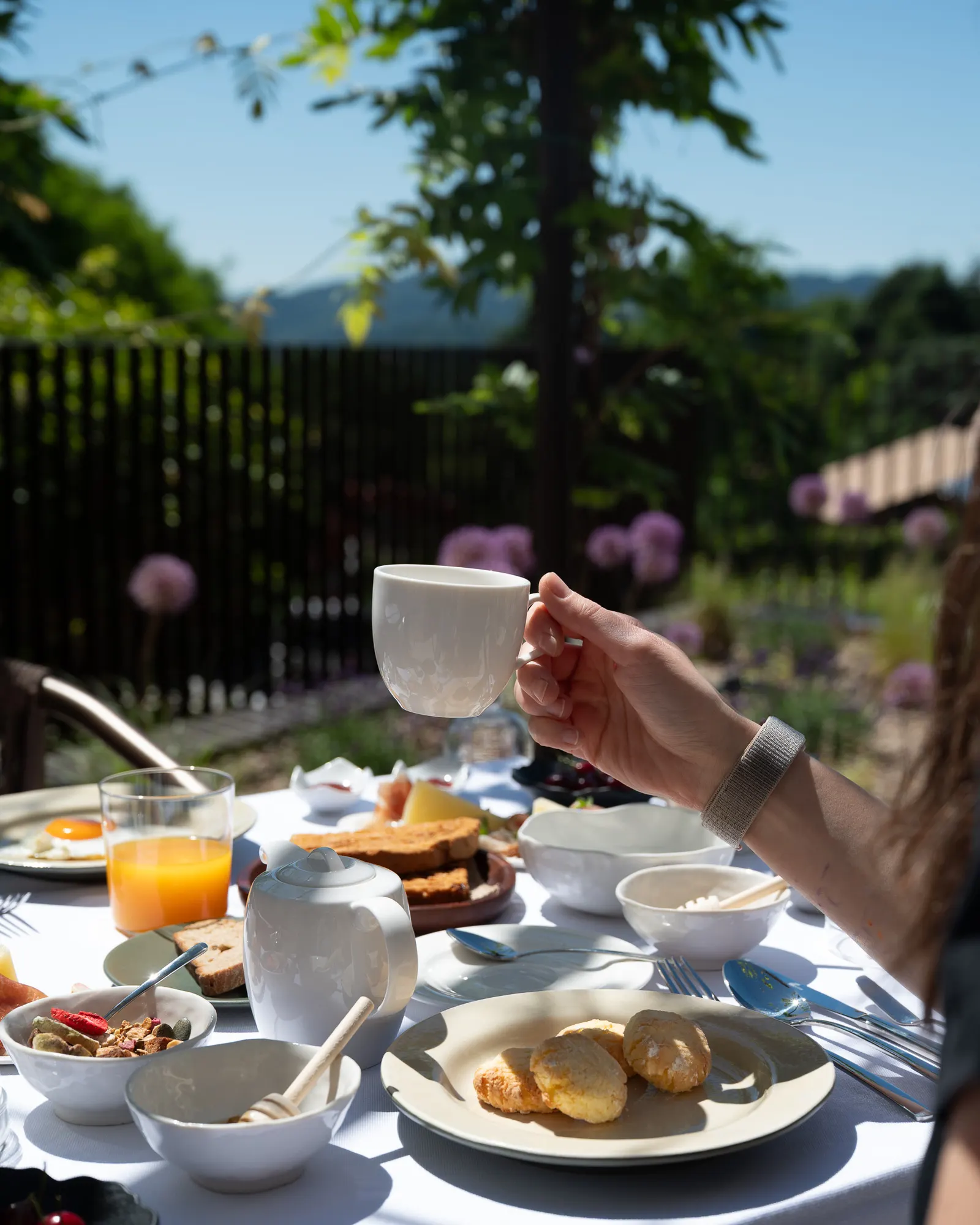 Colazione servita in giardino al Relais Borgo Taurino