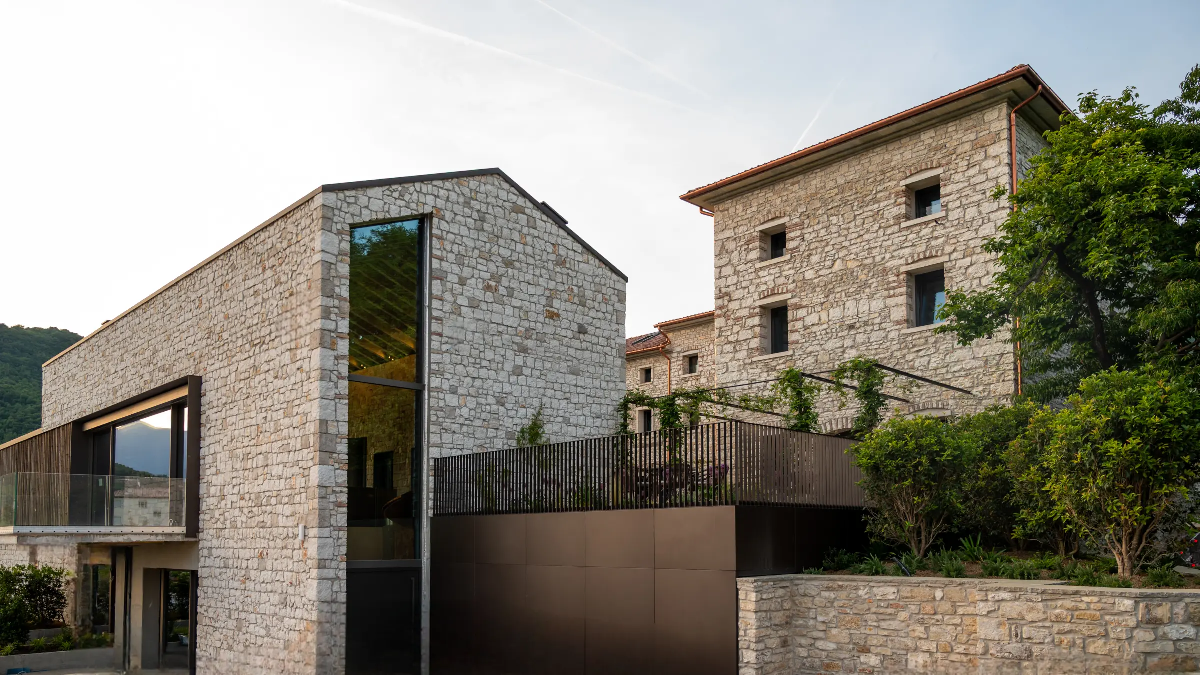 Facciata del Relais Borgo Taurino — ala in pietra moderna integrata con il borgo storico del 1715
