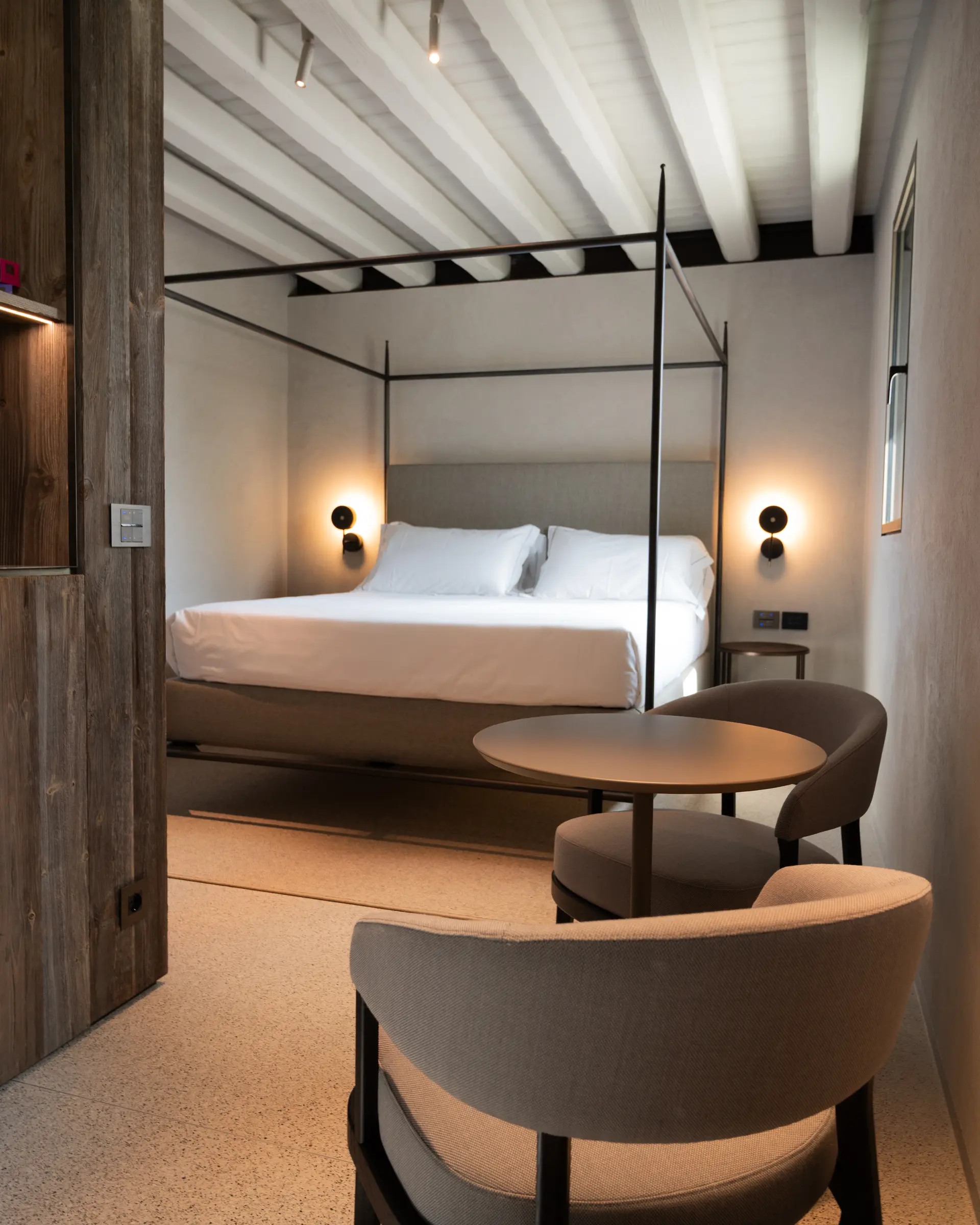 Junior Suite im Borgo Taurino — King-Size-Bett mit Himmel aus gebürstetem Eisen